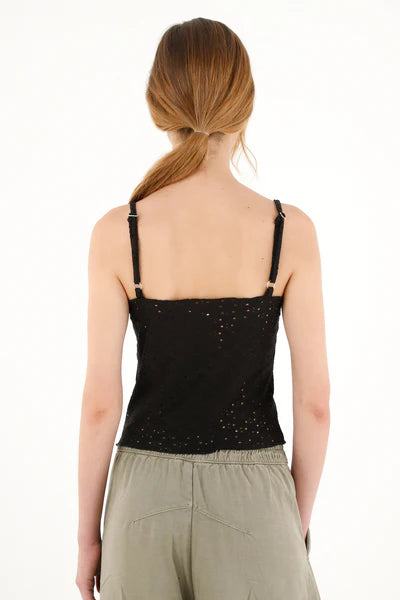 CAMISETA NEGRA EN TELA OJALILLO PARA MUJER