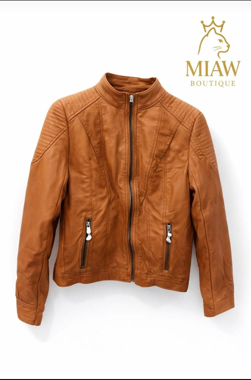 Chaqueta Biker de Ecocuero con Textura Acolchada en Hombros (Cazadora Biker Camel en Piel Sintética)