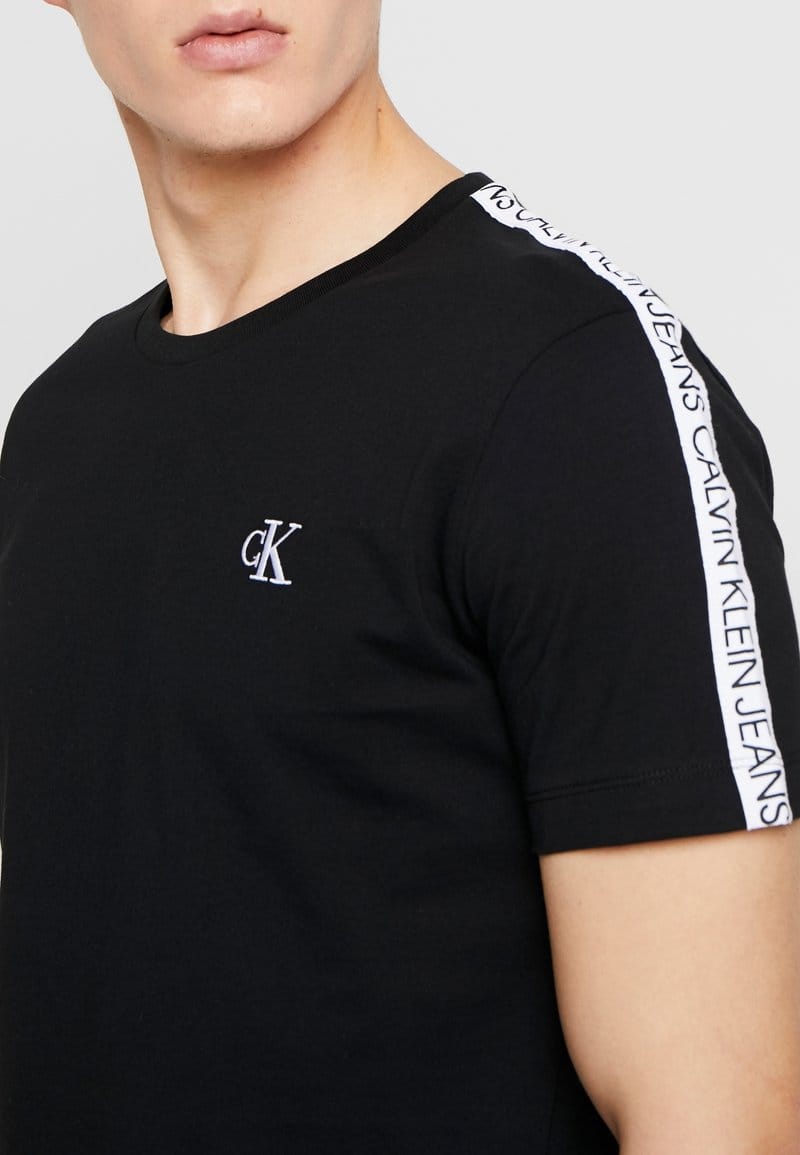 Calvin Klein Jeans Institutional Logo Tape T-Shirt (Camiseta Negra Calvin Klein Jeans con Cinta de Logo en el Hombro)